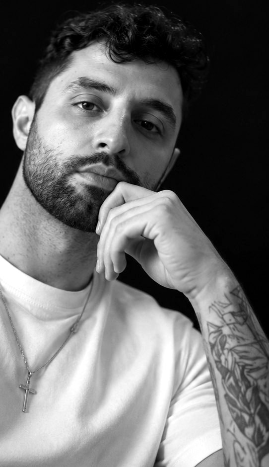 Jhonanthan Vasques, fundador da Valen Studio, em preto e branco